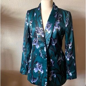 Women’s floral suit jacket! With adjustable strap on back!